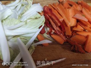 胡萝卜白菜梗炒鸡的做法步骤：1