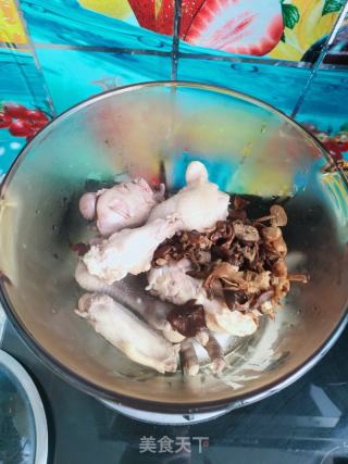 山蘑菇炖鸡汤的做法步骤：7