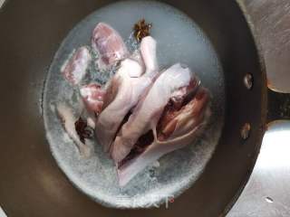 胡萝卜芹菜炒鸡肉的做法步骤：2
