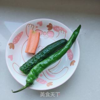 蔬菜炒鸡丁的做法步骤：1