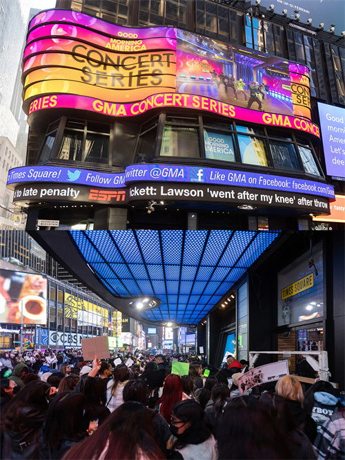 NCT 127出演美国人气早间秀《Good Morning America》，引发热议！ 纽约时代广场电子大屏幕上的《疾驰 (2 Baddies)》舞台令当地市民们停下脚步，欢呼不断！